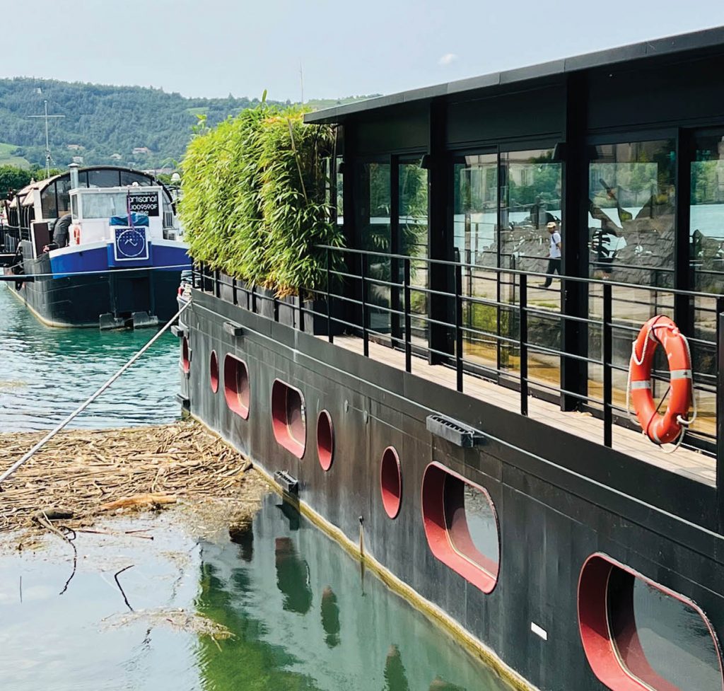 bateau noir