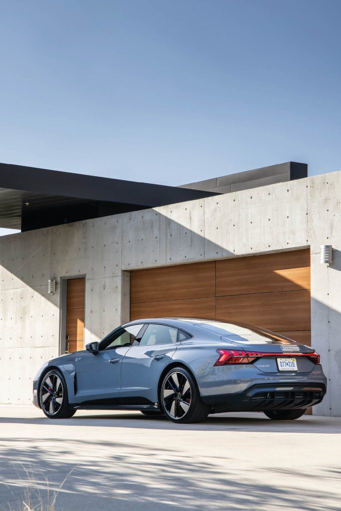 voiture audi devant garage