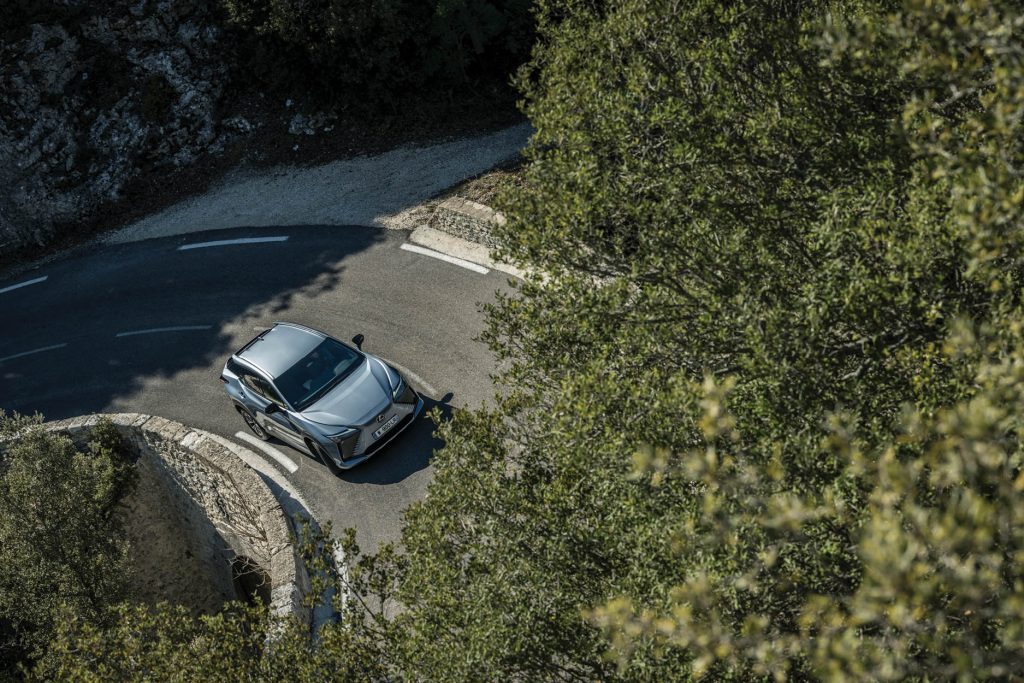 voiture Lexus sur la route 