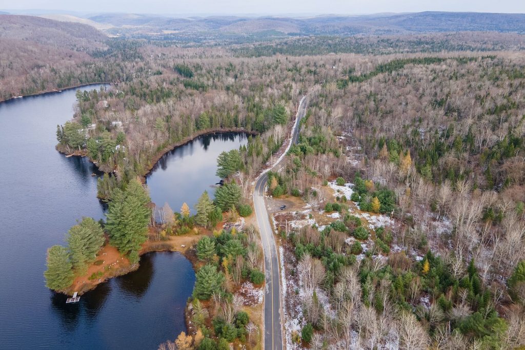 vue lac george avec route